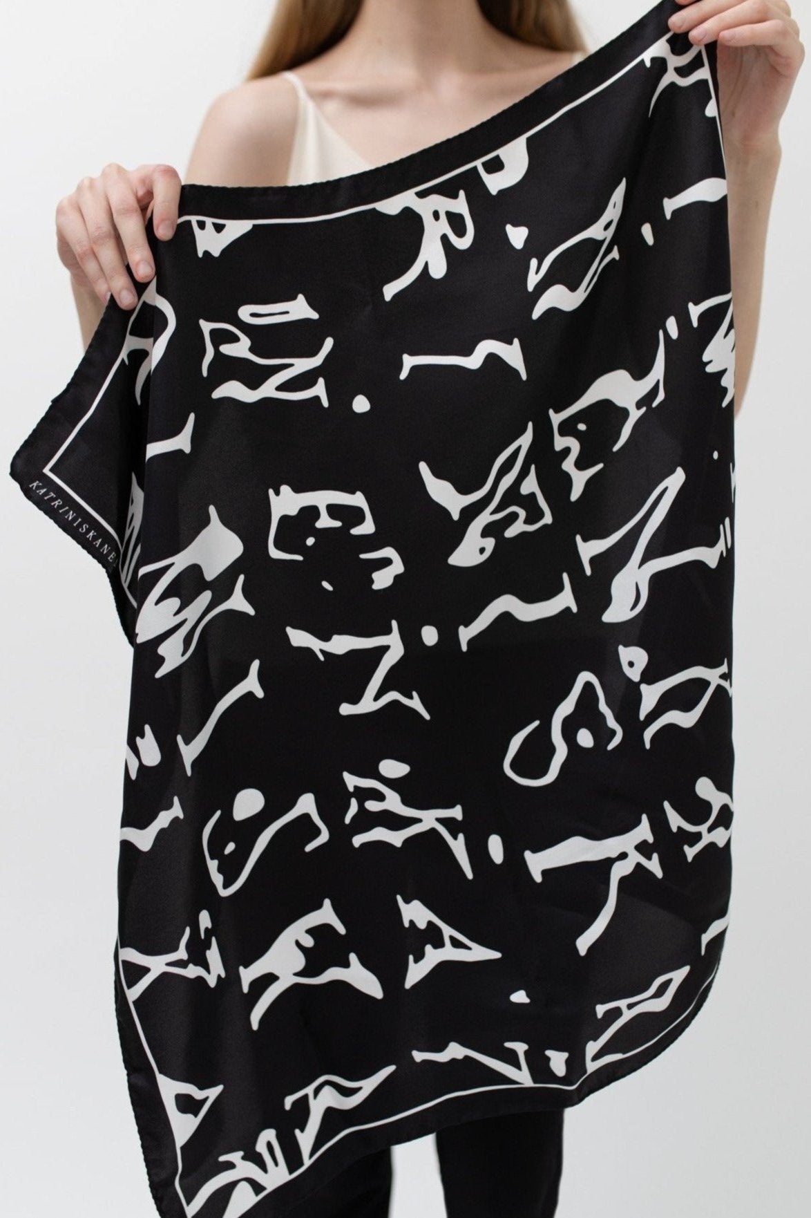 KATRINISKANEN SILK SCARF, BLACK
